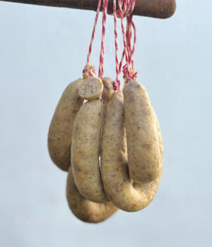 Botifarra d'ou amb confit d'ànec, poma i ceba caramel·litzada