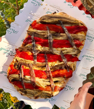 Coca d'escalivada i anxova