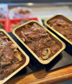 Peus de porc Duroc amb sofregit de ceba i tomàquet i picada d'all i julivert amb bolets